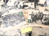 une pile de vieilles cartes postales sur lesquelles figurent des personnes