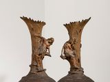 deux vases posés sur une étagère blanche
