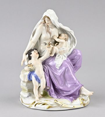 l'image d'une figurine représentant une femme tenant un enfant dans ses bras