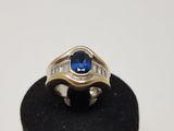 Gros plan sur une bague contenant une pierre bleue