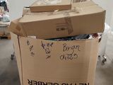 un grand carton contenant tout un tas d'objets