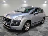 la voiture argentée est garée sur un sol en damier dans le garage