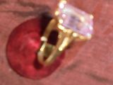 une bague en or sertie d'une pierre rose