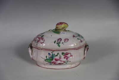 un bol blanc et rose orné d'un motif de roses