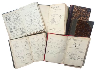 plusieurs vieux livres sont empilés sur une surface blanche