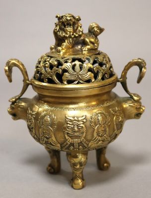 brûle-parfum en laiton orné de deux lions et d'un lion au sommet