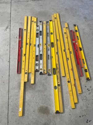 de nombreux outils de toutes sortes disposés sur le sol