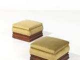 paire de poufs dans le style du début du XXe siècle