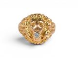 une bague en or en forme de tête de lion, ornée d'un diamant au centre