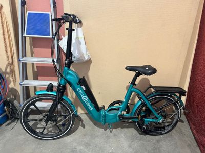 un vélo garé à côté d'une échelle