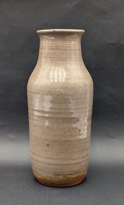 un vase brun posé sur une table