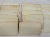 plusieurs vieux papiers sont empilés sur une table