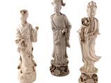 Trois statues de femmes asiatiques sont représentées sur fond blanc