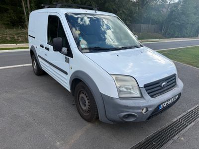 une camionnette blanche garée sur le bord de la route