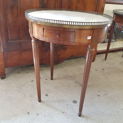 une petite table avec un plateau en marbre