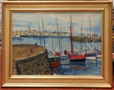 une peinture représentant une scène portuaire avec des bateaux dans l'eau