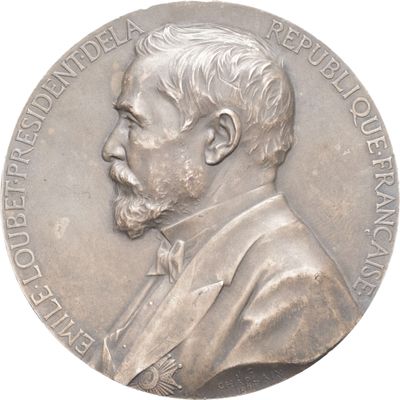 une image représentant une médaille d'argent sur laquelle figure le visage d'un homme