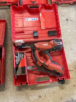 une boîte à outils rouge avec des outils sur le sol