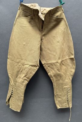 un gros plan sur un pantalon suspendu à une corde à linge