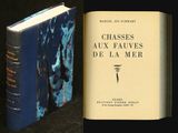 deux livres posés côte à côte sur une table