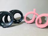 trois anneaux de couleurs différentes posés sur une surface blanche
