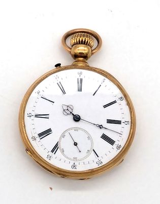 une montre de poche en or avec des chiffres romains sur le cadran
