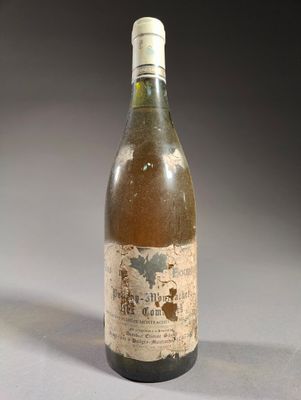 une bouteille de vin posée sur une table