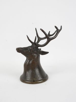 une image représentant une statue en bronze d'un cerf avec des bois sur la tête