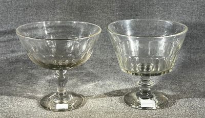 deux verres à vin posés l'un à côté de l'autre sur une table