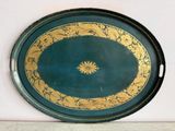 un plateau bleu et or orné d'une fleur