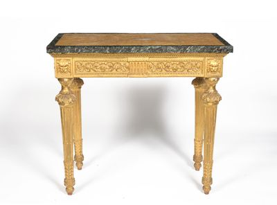 CONSOLE Elle repose sur quatre pieds en colonnes fuselées. L… - Photo 1