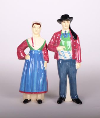 deux figurines d'un homme et d'une femme debout l'un à côté de l'autre