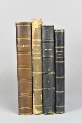 trois vieux livres posés l'un sur l'autre sur une surface blanche