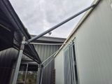 un poteau métallique fixé sur le côté d'un immeuble