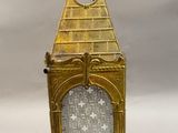 une tour horloge dorée surmontée d'une croix