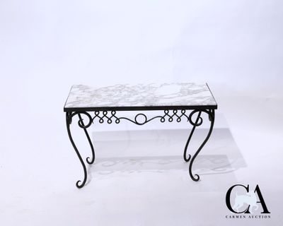 une image représentant une table avec un plateau en marbre et des pieds en fer forgé