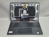 L'ordinateur portable est ouvert et prêt à être utilisé sur la table.