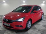 une Opel rouge garée dans un garage au sol carrelé