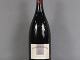 une bouteille de vin posée sur une table