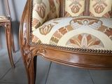 une chaise et une autre chaise placées l'une à côté de l'autre