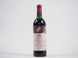 une bouteille de vin rouge posée sur une table blanche