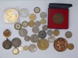 un lot de pièces de monnaie posées sur une table
