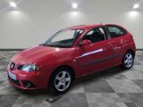 la photo d'une voiture rouge garée dans un garage