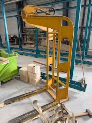 un chariot élévateur au milieu d'un grand entrepôt