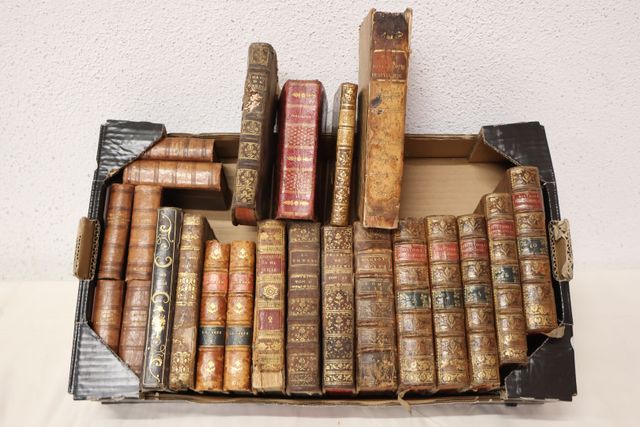 Carton de livres du 18° siècles dont histoire philosophique de RA...