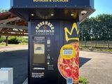 un stand de pizzas au bord de la route