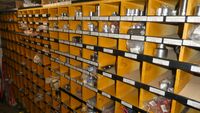 - 6 Rayonnages comprenant un stock important de fournitures … (photo 4)