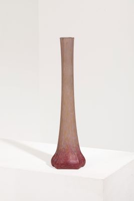 un vase posé sur un socle blanc