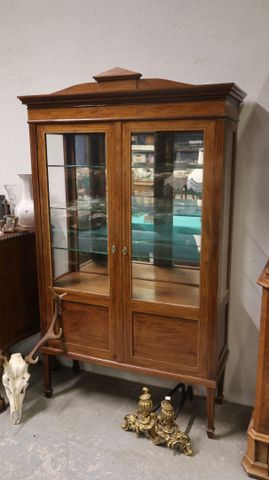 Vitrine droite trois face ouvrant à deux portes H : 180 x 107 x 4...