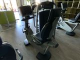 une salle de sport avec une rangée de vélos d'appartement